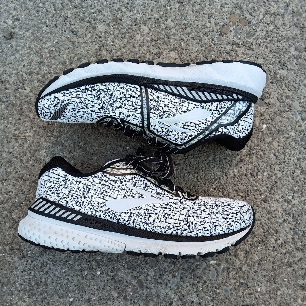 Brooks Adrenaline GTS 20 Womens Size 7 B Running Shoes Black White